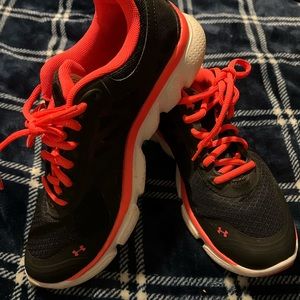 Under Armour women’s Black Neon Pink 8 tennis shoes